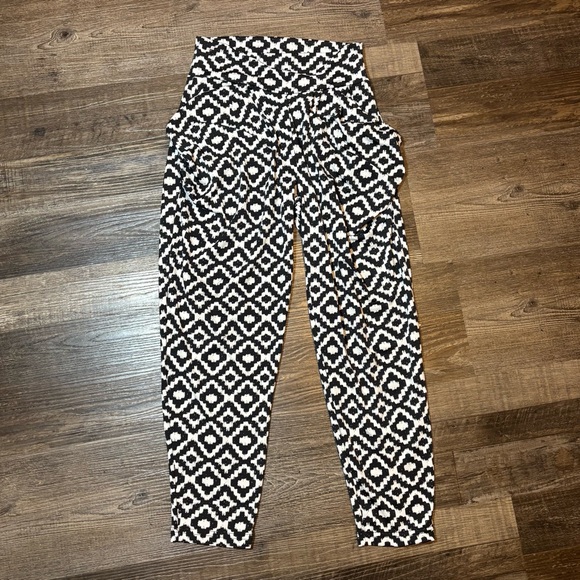 Valia Pants - Valia Monochrome Geometric Patterned Women Shorts